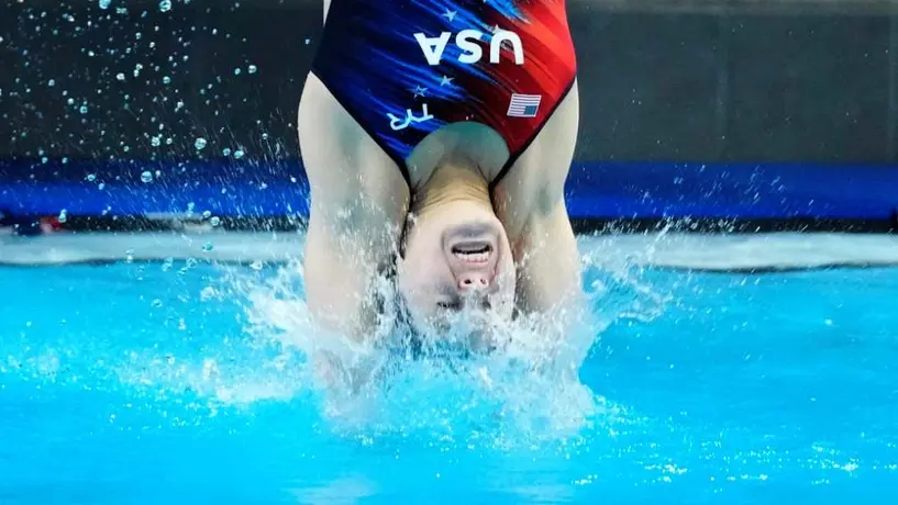 París 2024: !Vaya susto! Clavadista estadounidense golpeó con el trampolín en su salto