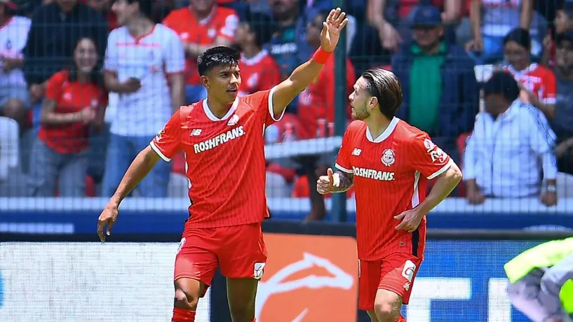 Jugadores de Toluca festejan el primer gol ante San Luis haciendo alusión al Jarrón que rompieron
