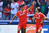 Jugadores de Toluca festejan el primer gol ante San Luis haciendo alusión al Jarrón que rompieron