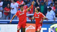 Jugadores de Toluca festejan el primer gol ante San Luis haciendo alusión al Jarrón que rompieron