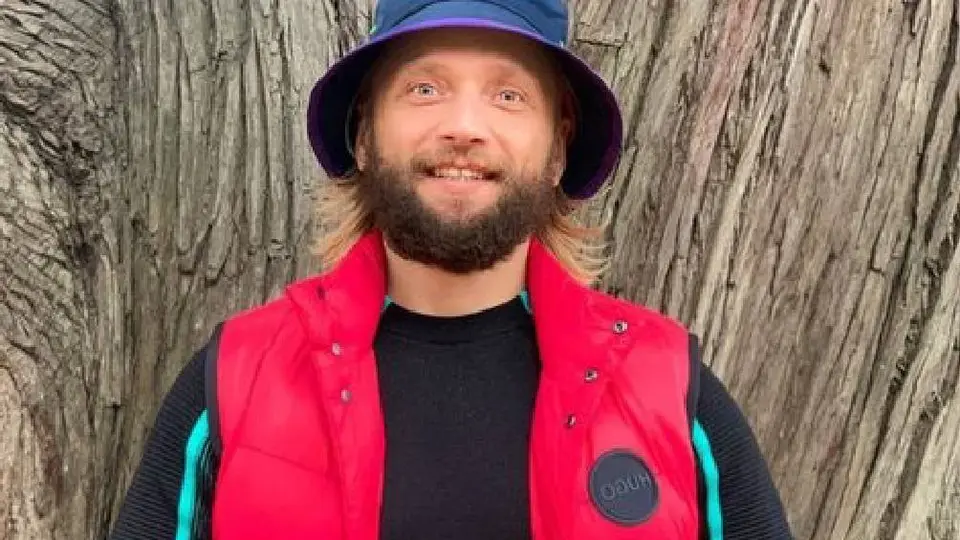 Influencer vegano condenado por dejar morir de hambre a su bebé