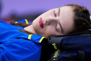 París 2024: ¿Por qué las atletas de salto de altura pintan y duermen durante la competencia?