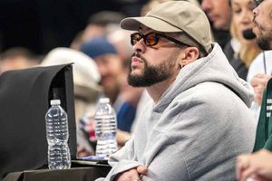 ¡Rechazado! Hijo de dueño de Dallas Mavericks rechaza tomarse foto con Bad Bunny