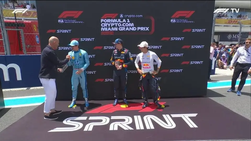 ¡Quería ver segundo a Checo! Zidane se equivoca al entregar premios en Miami