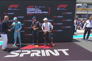 ¡Quería ver segundo a Checo! Zidane se equivoca al entregar premios en Miami