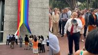 Líder sindical del Infonavit destruye bandera del orgullo gay sólo porque no le gusta