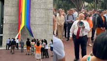Líder sindical del Infonavit destruye bandera del orgullo gay sólo porque no le gusta