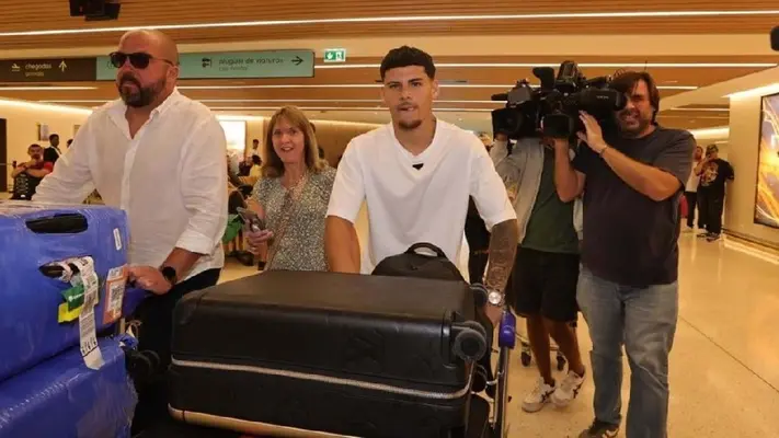 Maxi Araújo aterriza en Portugal para cerrar su traspaso con el Sporting Lisboa