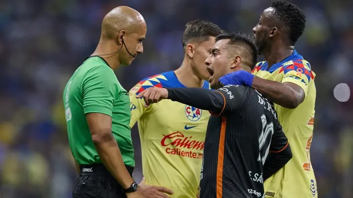 Paco Chacón arremete contra el arbitraje en el América vs Pachuca y exige dos rojas para las Águilas