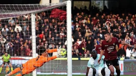 ¡Dice adiós! Guillermo Ochoa se despide oficialmente de Salernitana