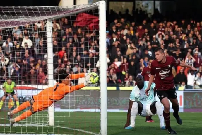 ¡Dice adiós! Guillermo Ochoa se despide oficialmente de Salernitana