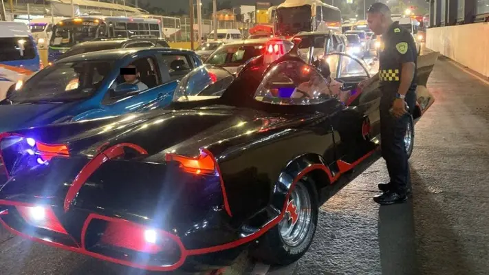 Multan a Batman por invadir carril del Metrobús… ¡No le aceptan batimordida!