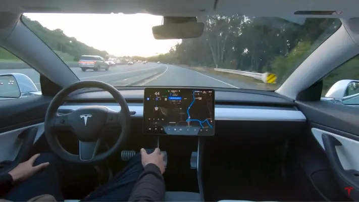 Un auto de Tesla golpeó y mató a un motociclista en modo “Piloto automático”