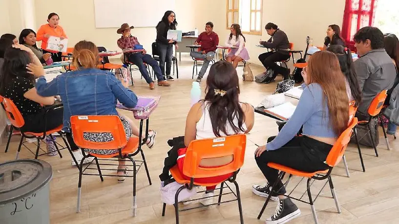 ¡Regalote! AMLO anuncia aumento salarial del 10% para los maestros de todo México