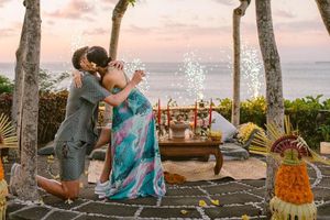 Edson Álvarez recibe el sí en su propuesta de matrimonio