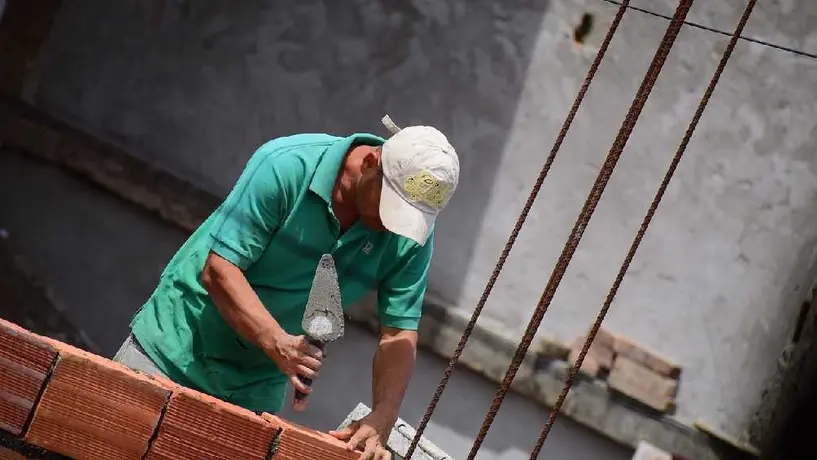 Entra en vigor reforma a la ley que impide trabajar más de 8 horas diarias sin pago extra