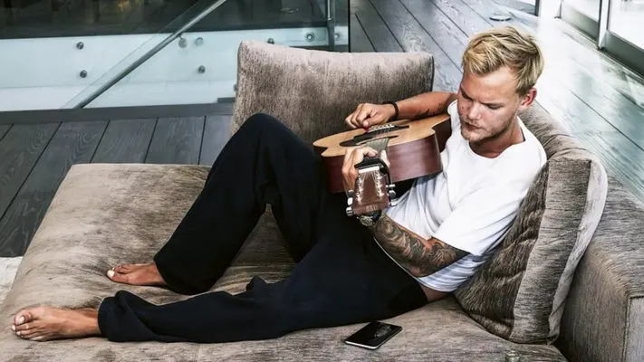 Subastan cosas personales del fallecido DJ Avicii y donarán fondos a su fundación de salud mental
