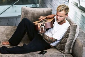 Subastan cosas personales del fallecido DJ Avicii y donarán fondos a su fundación de salud mental