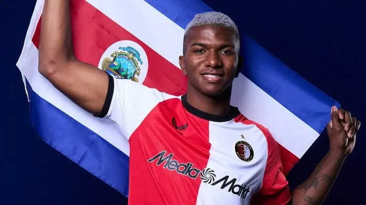 Santiago Giménez, clave en la adaptación de Jeyland Mitchell al Feyenoord