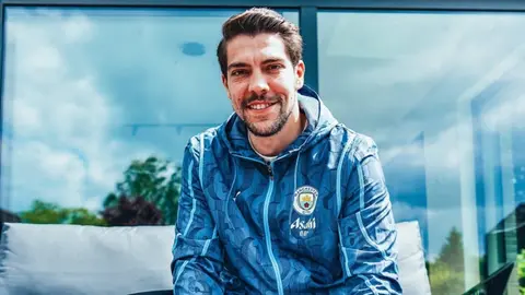 Manchester City extiende un año más el contrato del portero Stefan Ortega