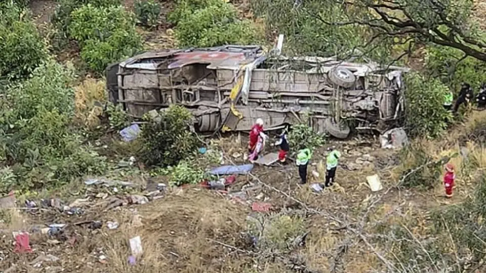 Cae autobús en los Andes peruanos; al menos 20 muertos