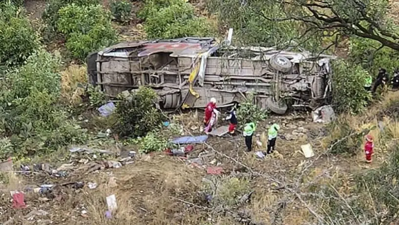 Cae autobús en los Andes peruanos; al menos 20 muertos