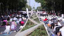 Más de mil personas asisten a clase de yoga en la Avenida Paseo de la Reforma