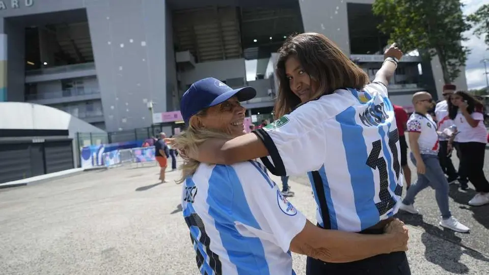 Aficionados argentinos 'explotan' tras polémica reanudación contra Marruecos en París 2024