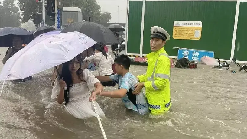 VIDEO: Lluvias torrenciales en China dejan al menos 20 muertos y decenas de desaparecidos