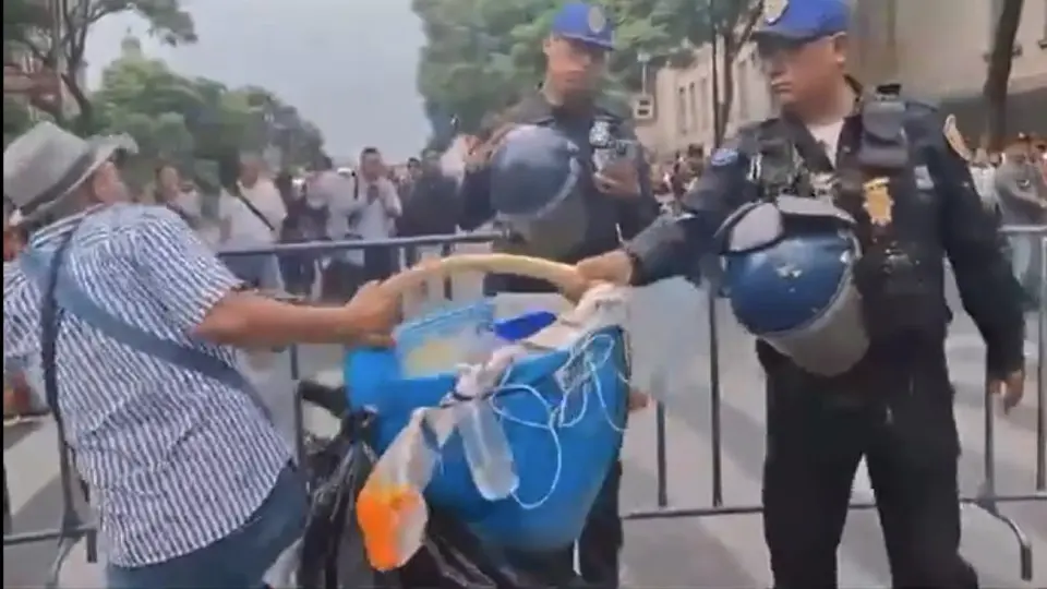 VIDEO: Comerciante enojado avienta tacos de canasta a policías ¡Este fue el motivo!
