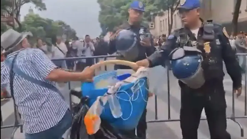 VIDEO: Comerciante enojado avienta tacos de canasta a policías ¡Este fue el motivo!