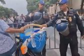 VIDEO: Comerciante enojado avienta tacos de canasta a policías ¡Este fue el motivo!