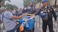 VIDEO: Comerciante enojado avienta tacos de canasta a policías ¡Este fue el motivo!
