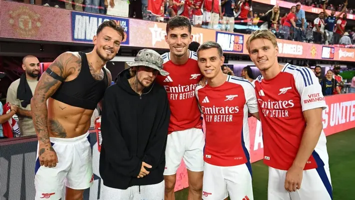 ¿Es gunner? Justin Bieber se reúne con jugadores del Arsenal en su pretemporada en Estados Unidos