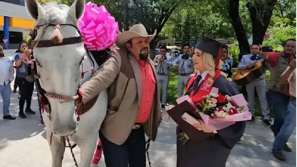 Padre le regala un caballo a su hija al graduarse de la universidad