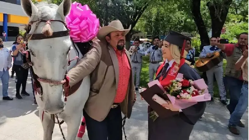 Padre le regala un caballo a su hija al graduarse de la universidad