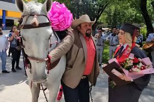 Padre le regala un caballo a su hija al graduarse de la universidad