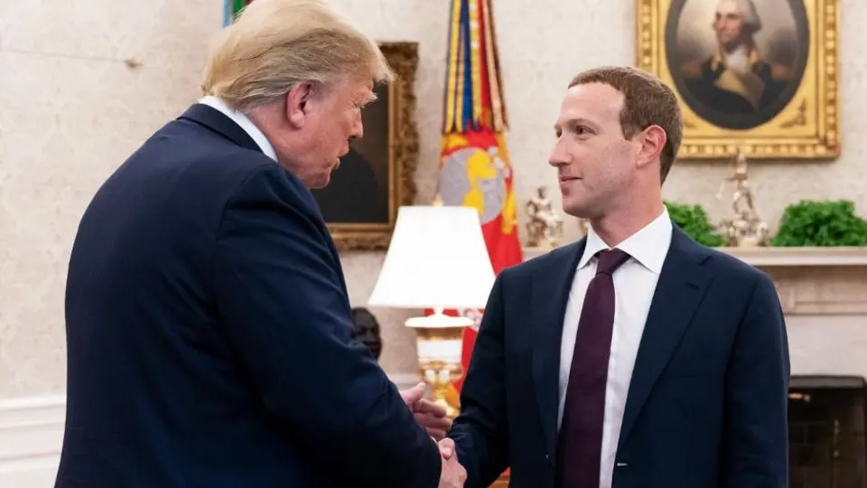 Donald Trump dice que Mark Zuckerberg llamó para disculparse por foto de intento de asesinato