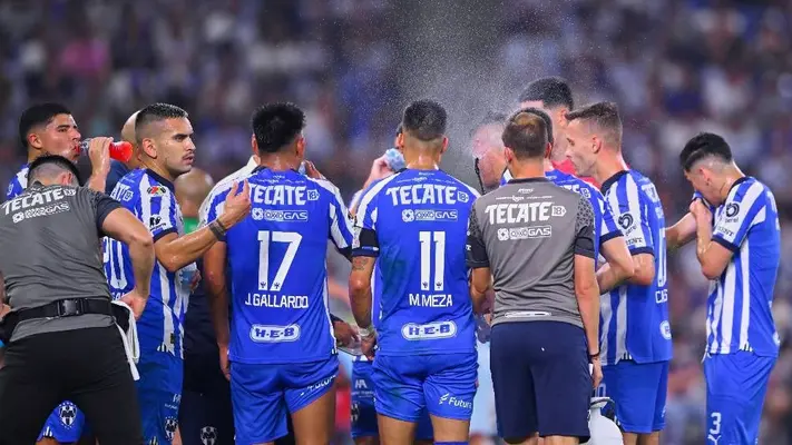 Jugadores de Rayados son 'fumigados' con agua por altas temperatura