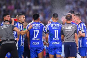 Jugadores de Rayados son 'fumigados' con agua por altas temperatura