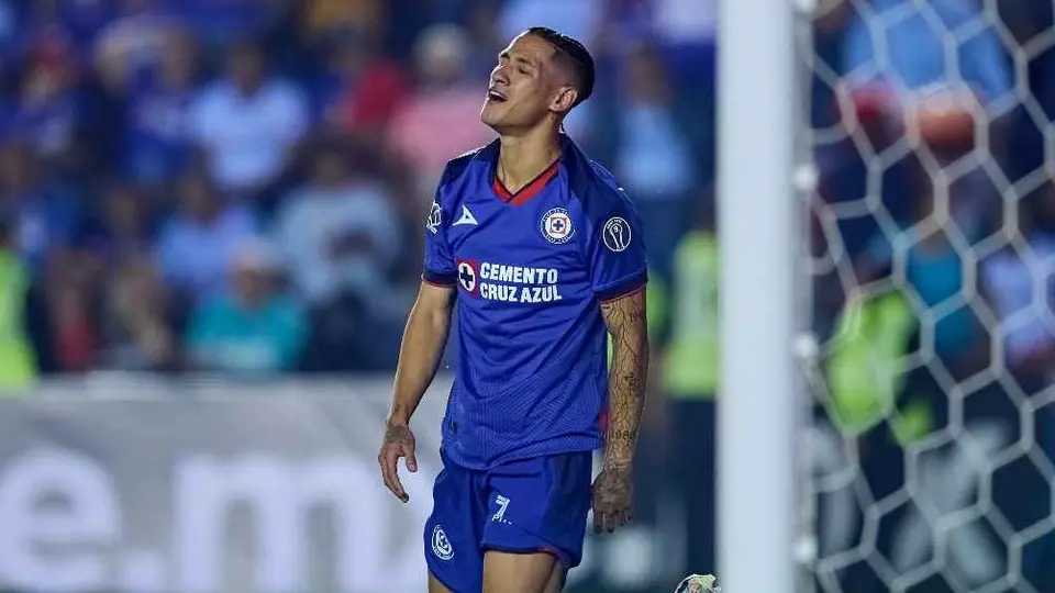 ¡No lo perdonan! Afición de Chivas 'revienta' a Uriel Antuna en el hotel de concentración