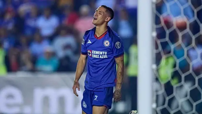 ¡No lo perdonan! Afición de Chivas 'revienta' a Uriel Antuna en el hotel de concentración