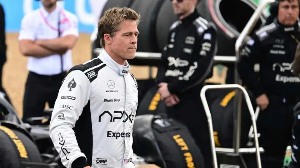 ¡Brad Pitt le roba cámara a Checo Pérez! El actor se 'cruzó' en la entrevista del tapatío