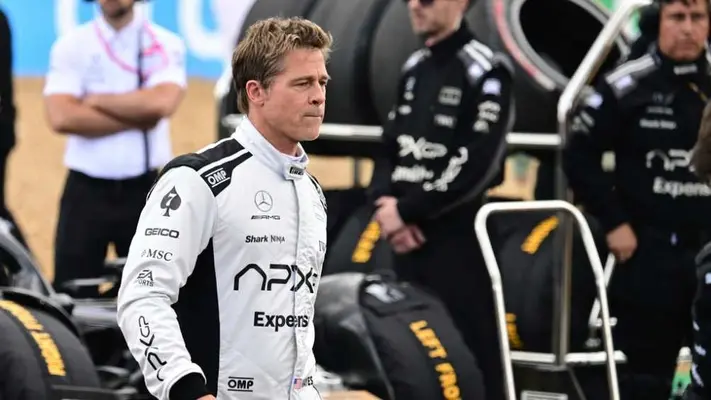 ¡Brad Pitt le roba cámara a Checo Pérez! El actor se 'cruzó' en la entrevista del tapatío