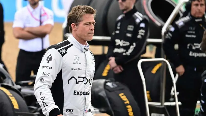 ¡Brad Pitt le roba cámara a Checo Pérez! El actor se 'cruzó' en la entrevista del tapatío