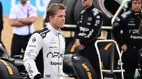 ¡Brad Pitt le roba cámara a Checo Pérez! El actor se 'cruzó' en la entrevista del tapatío