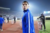 Carlos Salcedo manda su apoyo a Cruz Azul durante el partido ante Rayados