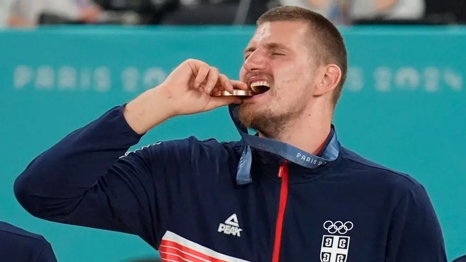 Nikola Jokić se hace viral por festejos con Serbia después de ganar medalla de bronce