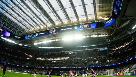 Afición de Real Madrid insulta a Messi antes del partido contra Bayern Munich