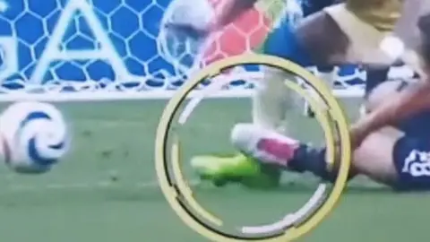 ¿Chivas le 'robó' al América? Se desata la polémica por no expulsión al Oso González